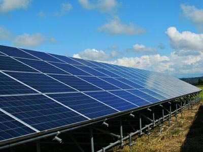 太陽光発電 ソーラーパネルの廻りの草刈り