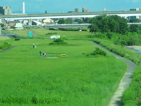 河川敷 ノリ面の草刈り作業